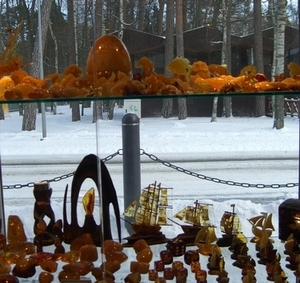 Золотистый янтарь – один из традиционных латышских сувениров - фото 12