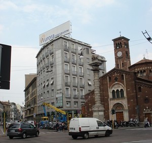 На улице Милана