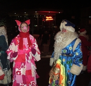 Участники карнавального шествия