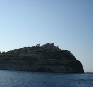 20. Арагонский замок стоит на отдельном острове