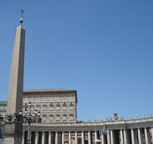 58. Ставни верхних этажей закрыты – Папы нет в Риме