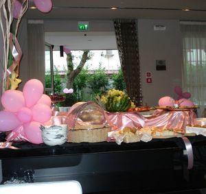В Италии 1 июля праздник – Нотте Розе (Розовой ночи). В этот день розовый цвет везде – начиная с праздничного стола