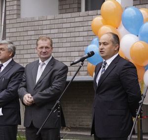 Олег Кондрашов поздравляет жильцов с началом заселения