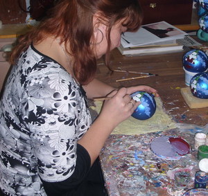 Художница фабрики "Ариель" работает над росписью шара - фото 15