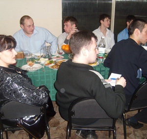 Гости и спортсмены за праздничным столом