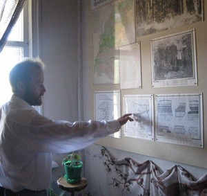 Директор парка Воскресенское Поветлужье показывает экспонаты Музея эпох