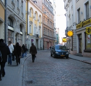 Улочка в Старой Риге. Старый город - центральная часть Риги, застроенная средневековыми зданиями. Большое влияние на город оказала немецкая городская культура
