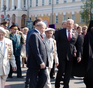 В.Шанцев, В.Булавинов и владыка Георгий вместе с ветеранами