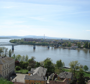 Через реку Венгрия граничит со Словакией