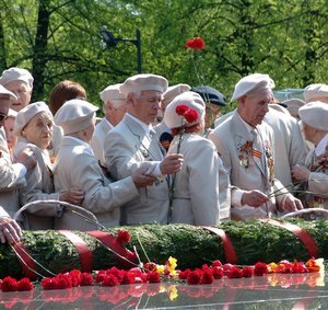 Ветераны возложили цветы к Вечному огню в Кремле