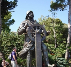 Памятник основателю Монако - фото 7