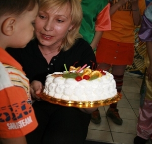Светлана Сизова вручает сладкий приз от "Мишель" - фото 3