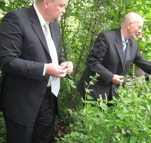 Л.Плошкин угощает мэра дарами сада