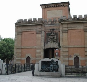 Вход в исторический центр Болоньи