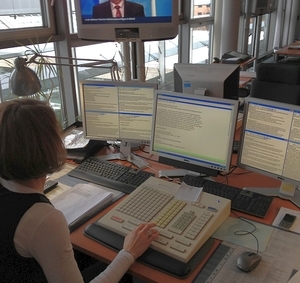Сотрудник отдела мониторинга пресс-службы Федерального правительства Германии за работой