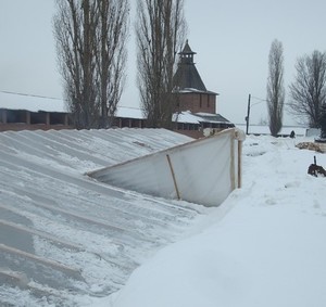 Теплица в снегу является полиэтиленовой палаткой над раскопом - фото 2