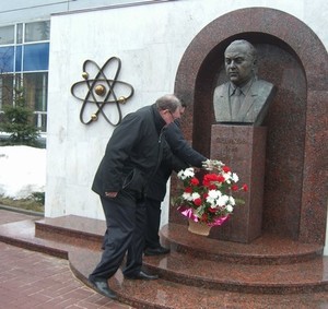 Мемориальный комплекс основателю НИИИС Юлию Седакову