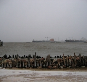 Берег моря в портовом Вентспилсе - фото 5