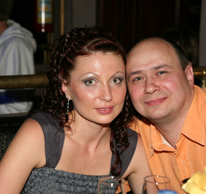 Помощник тренера Александр Чадов с супругой