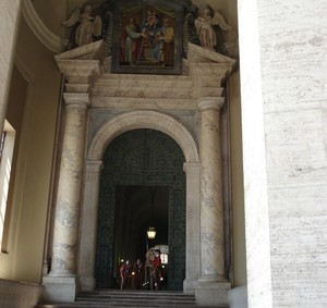 41. Вход в покои Папы охраняют швейцарские гвардейцы