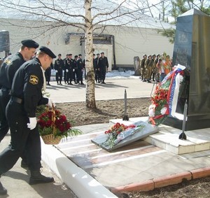 Возложение цветов к мемориалу памяти погибших сотрудников ОМОНа