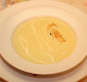 На первое - крем-суп из спаржи с сырными чипсами (Север Италии)