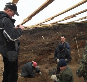 Руководитель археологической экспедиции Игорь Еремин рассматривает находку