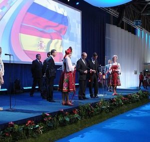 Вице-премьер России Александр Жуков перерезает символическую ленту