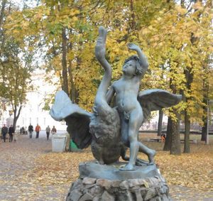 Памятник-фонтан Мальчик с лебедем - фото 10