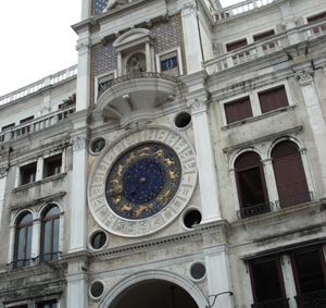 Зодиакальные часы на площади