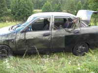 В Нижегородской области 17-летний водитель сбил 2 пешеходов, стоявших на обочине, а его приятели пытались уничтожить автомобиль