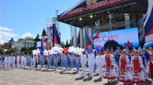 Основные праздничные мероприятия Дня России в Чебоксарах проходят на Красной площади Основные праздничные мероприятия Дня России в Чебоксарах проходят на Красной площади