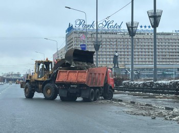 Тротуары, остановки и лестничные спуски обрабатывают противогололёдными материалами в нижегородском Канавине