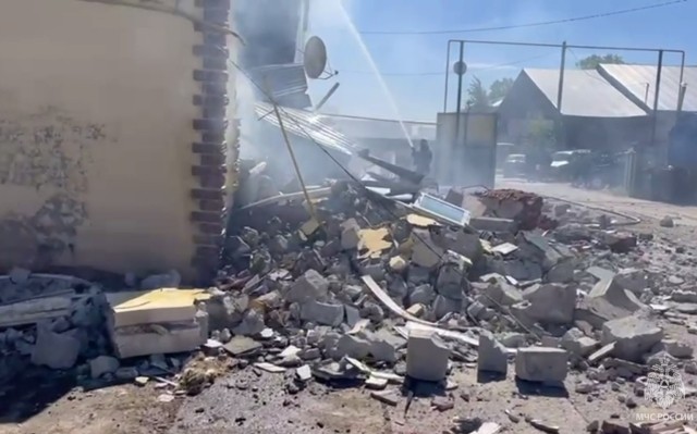 Крупный пожар в магазине пиротехники тушат в Башкирии