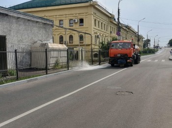 Полив зеленых насаждений и дорожного полотна в Нижнем Новгороде усилили из-за жары