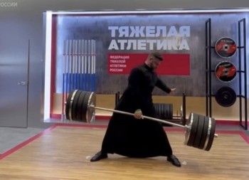 Священник поднял штангу в 200 кг одной рукой на спортфоруме в Самаре