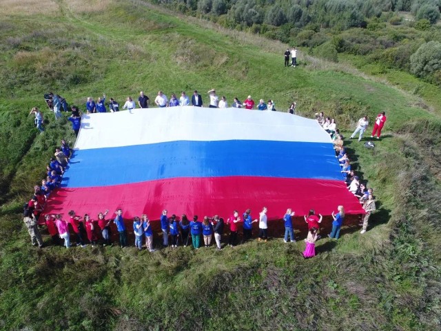 50 молодых нижегородцев в День государственного флага развернули в Лыскове российский триколор площадью более 100 квадратных метров 50 молодых нижегородцев в День государственного флага развернули в Лыскове российский триколор площадью более 100 квадратных метров