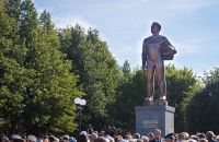 Церемония возложения цветов к памятнику космонавту Андрияну Николаеву состоялась 5 сентября в Чебоксарах 