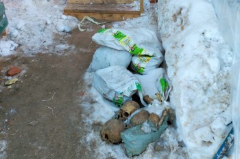 Черепа и кости в мешках складированы у строящегося храма в Нижегородском кремле