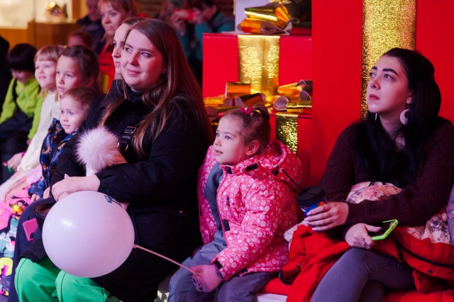ТРК "НЕБО" приглашает юных нижегородцев на новогоднее представление со сладкими подарками