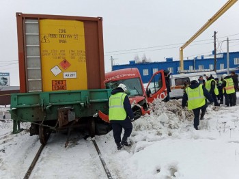 Ford Transit службы доставки протаранил грузовой поезд в Нижегородской области