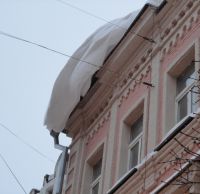 В Н.Новгороде в настоящее время в результате падения снега и наледи на провода 14 многоквартирных домов остается без электричества