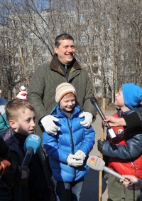 Олег Сорокин подарил юным участникам субботника на Красной горке в Нижнем Новгороде билеты в кино