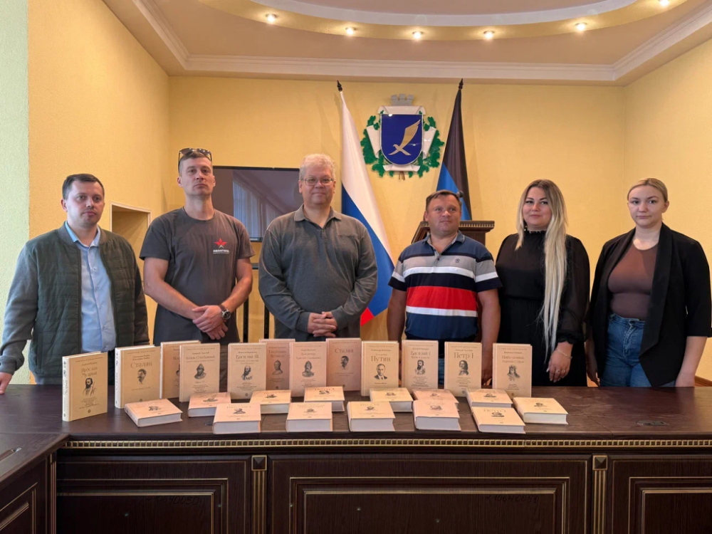 Нижегородское отделение Российского военно-исторического общества передало 14 комплектов книг в школы Харцызска Нижегородское отделение Российского военно-исторического общества передало 14 комплектов книг в школы Харцызска