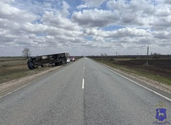 "Газель" с прицепом сдуло ветром на трассе М-5 под Самарой