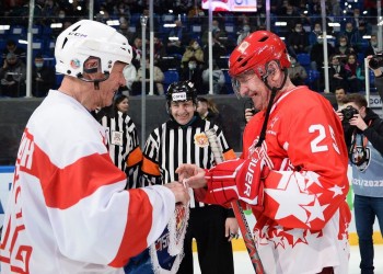 Матч с участием легенд отечественного хоккея и ветеранов "Торпедо" состоялся в Нижнем Новгороде