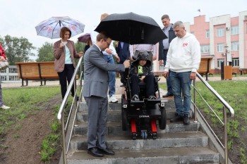 Правительство Нижегородской области подарило мальчику-инвалиду из Кулебак коляску-вездеход