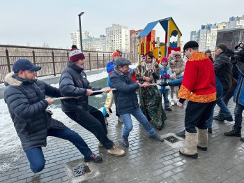 Морозов отметил Масленицу с бывшими "обманутыми дольщиками" ЖК "Европейский"