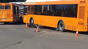 Мотоциклист скончался в результате столкновения с двумя автобусами в Нижнем Новгороде