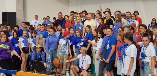 Артем Кавинов: "Донбасс расправляет плечи во многом благодаря нам с вами, российским регионам" Артем Кавинов: "Донбасс расправляет плечи во многом благодаря нам с вами, российским регионам"